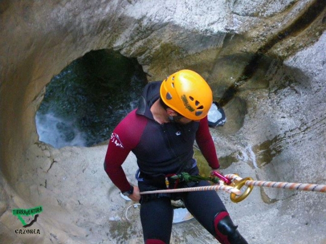  Descente dans un ravin avec la technique du rappel